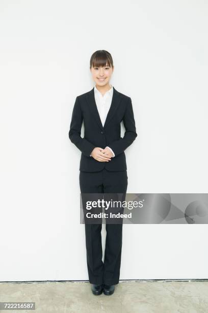 full length of young businesswoman - full frontal female - fotografias e filmes do acervo