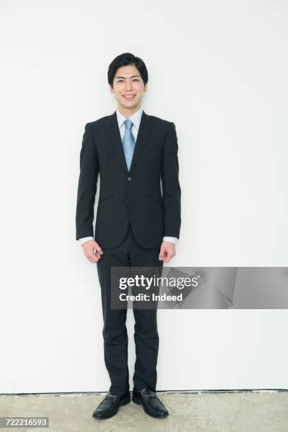 full length of young businessman - maßanzug stock-fotos und bilder