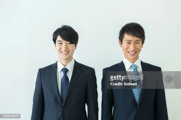 two businessmen smiling - 会社員 笑顔 日本人 ストックフォトと画像
