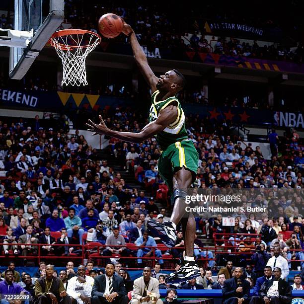 Shawn Kemp of the Seattle SuperSonics attempts a slam dunk during the 1994 Slam Dunk Contest on February 12, 1994 at the Target Center in...