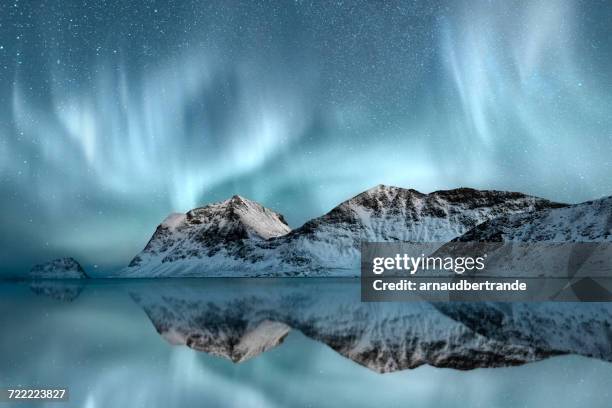 northern lights, haukland, nordland, norway - scandinavie photos et images de collection