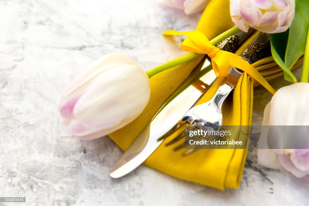 Easter place setting with tulip flowers