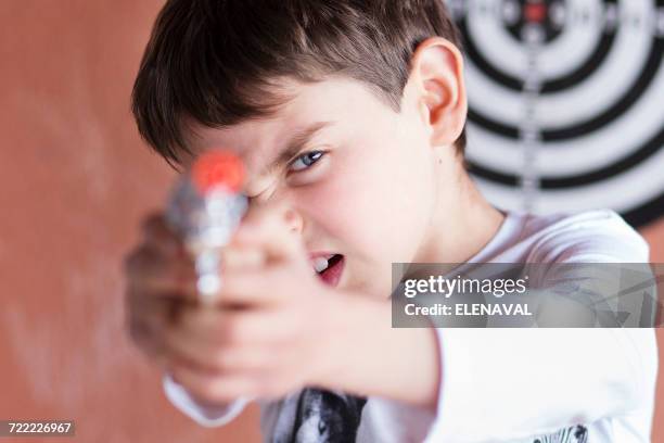 boy taking aim with a toy gun - jouet garçon photos et images de collection