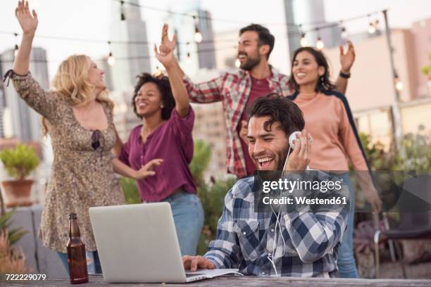 people dancing at rooftop party, with dj using laptop - los angeles garden party stock pictures, royalty-free photos & images