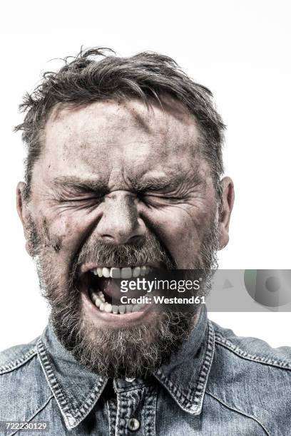 portrait of screaming man with dirty face - pain face portrait stockfoto's en -beelden