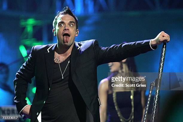 Singer Robbie Williams performs onstage at the Los Premios MTV Latino America 2006 at the Palacio De Los Deportes October 19, 2006 in Mexico City,...