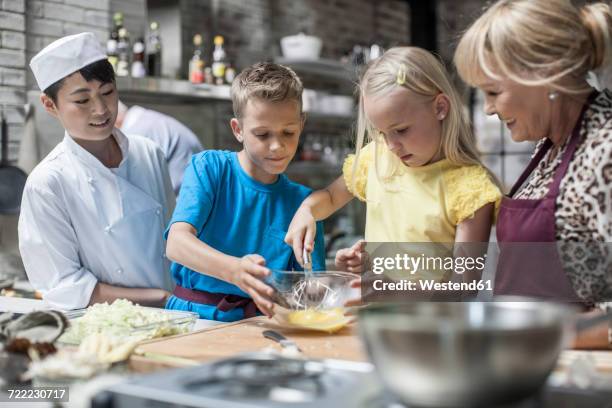 kids cooking in cooking class - home economics class stock pictures, royalty-free photos & images