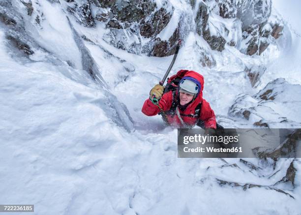 scotland, anoach mor, man ice climbing in winter - ice climbing stockfoto's en -beelden