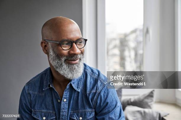 mature man smiling, portrait - african male portrait photos et images de collection
