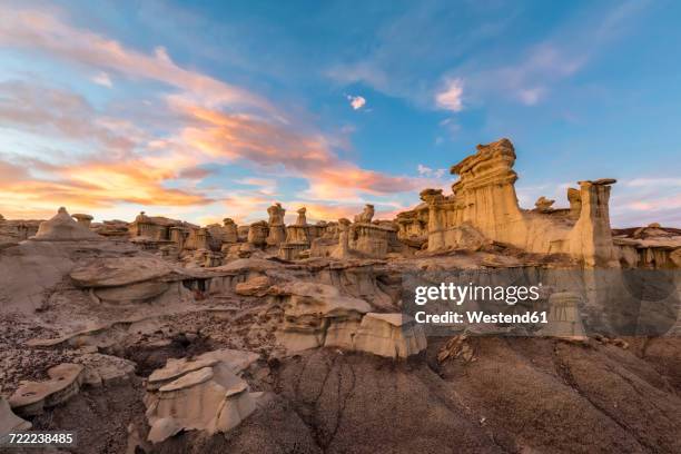 usa, new mexico, san juan basin, valley of dreams, badlands, ah-shi-sle-pah wash, sandstone rock formation, hoodoos at dusk - rock hoodoo stockfoto's en -beelden