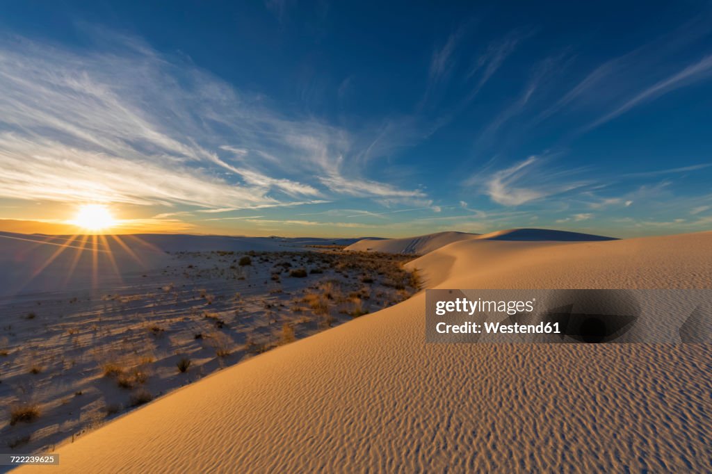 USA, New Mexico, Chihuahua Desert, White Sands National Monument, landscape at sunrise