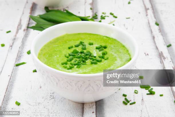 bowl of ramson soup garnished with chives and cream - suppenschüssel stock-fotos und bilder