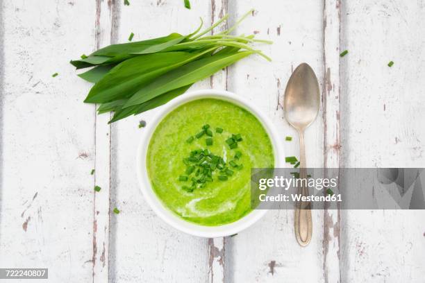 bowl of ramson soup garnished with chives and cream - ramson stock-fotos und bilder