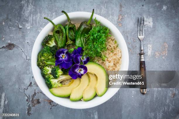 detox bowl of brokkoli, quinoa, avocado, pimientos de padron, cress and pansies - brokkoli fotografías e imágenes de stock