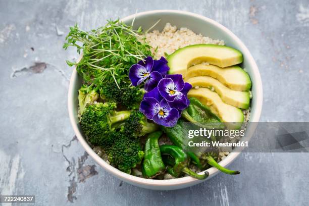 detox bowl of brokkoli, quinoa, avocado, pimientos de padron, cress and pansies - brokkoli fotografías e imágenes de stock
