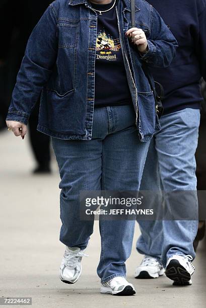 Chicago, UNITED STATES: A woman walks on Michigan Avenue 19 October, 2006 in Chicago, Illinois. Some 2,000 health experts gather in Boston,...