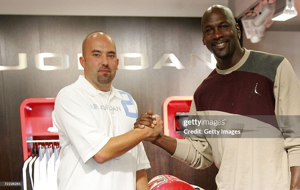 invernadero fingir horno Michael Jordan poses with Snipes General Manager Sven Voth at Nike...  Fotografía de noticias - Getty Images