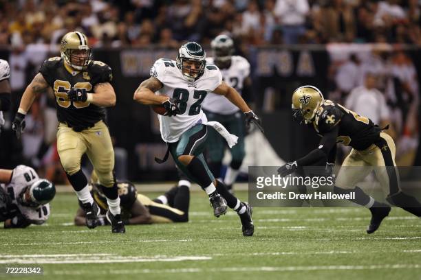 Tight end L.J. Smith of the Philadelphia Eagles runs with the ball during the game against the New Orleans Saints on October 15, 2006 at the...