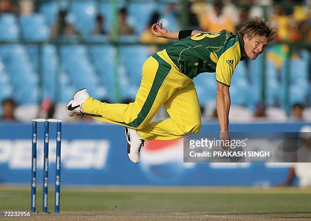 Australian cricketer Shane Watson bowls during the ICC Champions Trophy 2006 match between Australia and England at Sawai Man Singh stadium in...