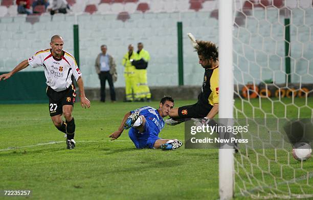 Luca Saudati of Empoli scores the first equalising goal during the Serie A match between Messina and AC Milan at the Stadio Giovanni Celeste on...