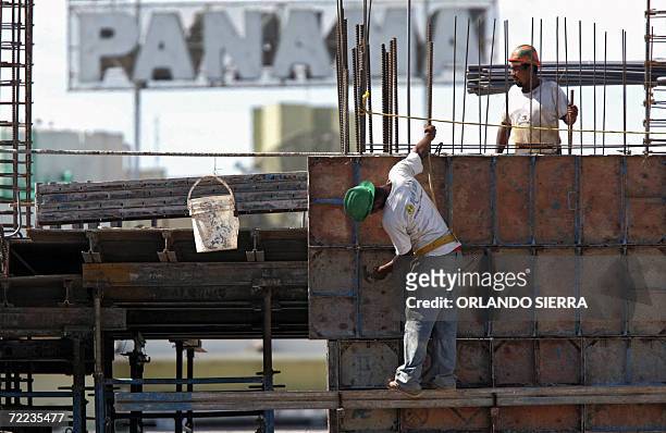 Albaniles trabajan en la construccion de un edificio en Ciudad de Panama, el 21 de octubre de 2006. Los panamenos se preparan para participar manana...