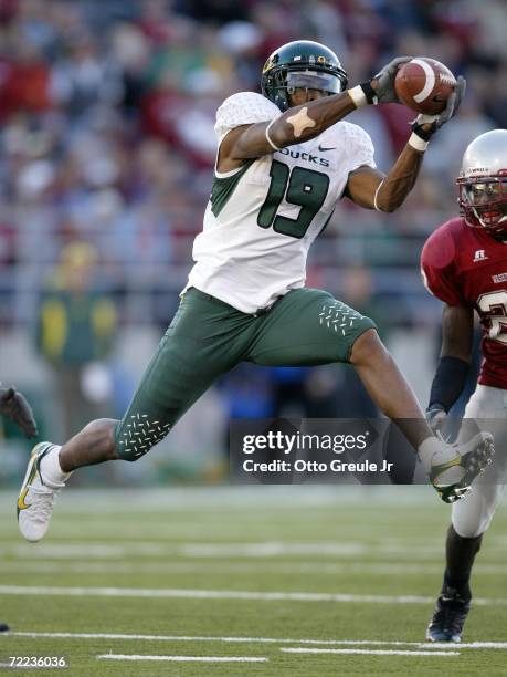 Wide receiver Brian Paysinger of the Oregon Ducks makes a catch against Husain Abdullah of the Washington State Cougars on October 21, 2006 at Martin...