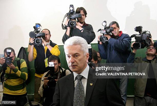 Ultra nationalist presidential candidate Volen Siderov prepares to cast his ballot at a polling station in Sofia, 22 October 2006. The latest opinion...