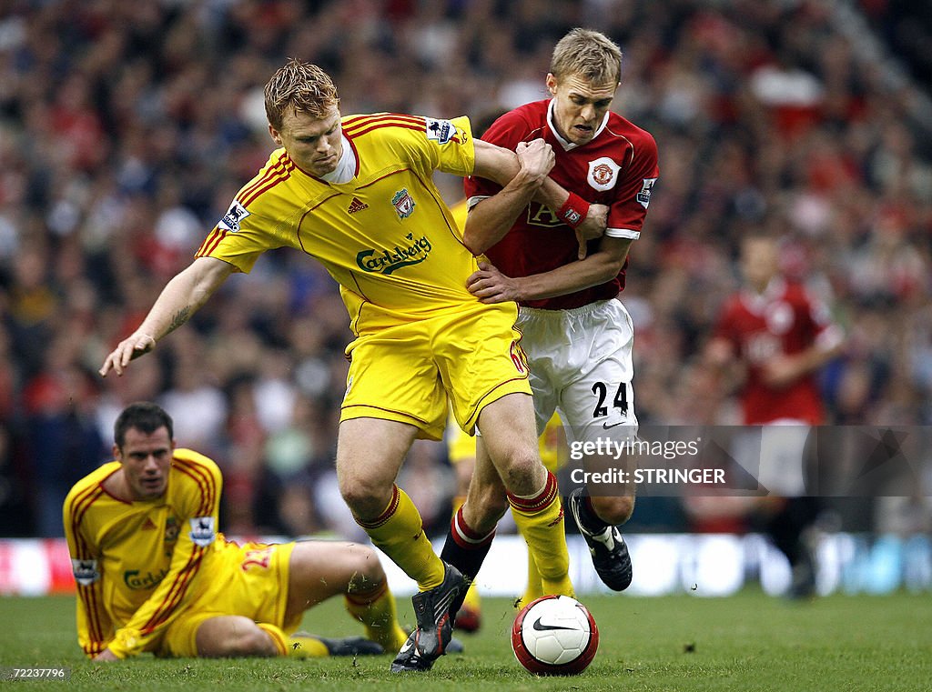 Manchester United's Darren FLetcher (R)