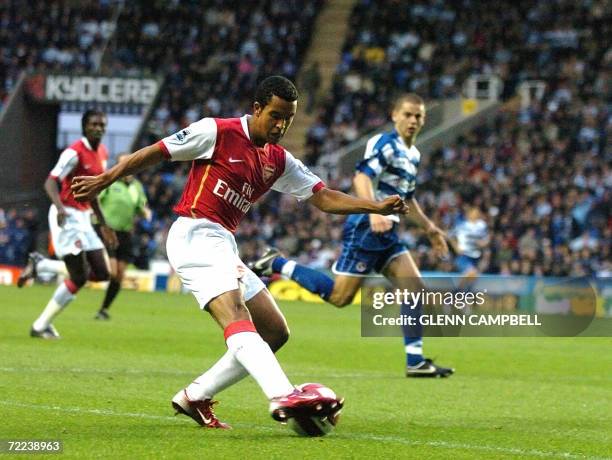 Reading, UNITED KINGDOM: Theo Walcott of Arsenal crosses the ball during the 4-0 win for Arsenal in English Premiership match against Reading FC at...