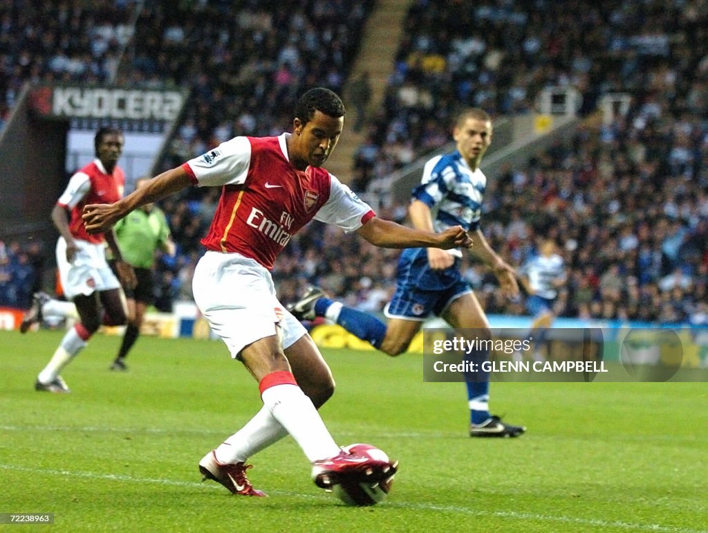 Theo Walcott of Arsenal crosses the ball