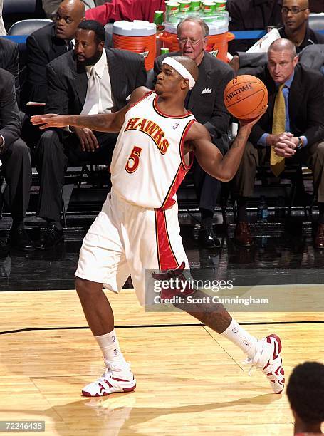 Josh Smith of the Atlanta Hawks makes a long outlet pass against the Washington Wizards at Philips Arena on October 23, 2006 in Atlanta, Georgia....