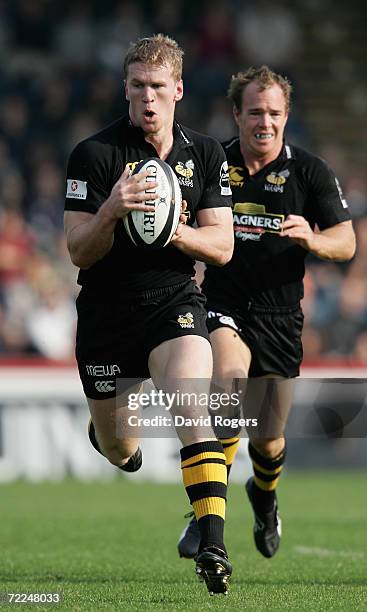 Tom Rees of Wasps charges forward during the Guinness Premiership match between London Wasps and Newcastle Falcons at Adams Park on October 15, 2006...