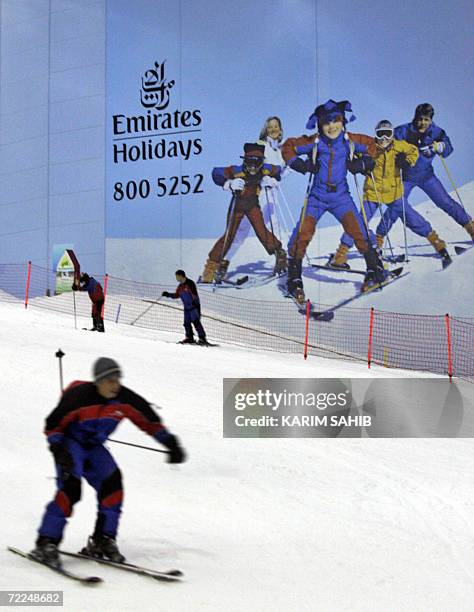 Dubai, UNITED ARAB EMIRATES: People enjoy the indoor skiing facility of Dubai, 24 October 2006, during the Eid al-fitr holiday which marks the end of...