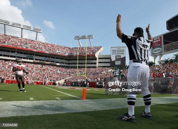 Football Touchdown Sign 159 Referee Touchdown Signal Stock Photos, High-Res Pictures, and ...
