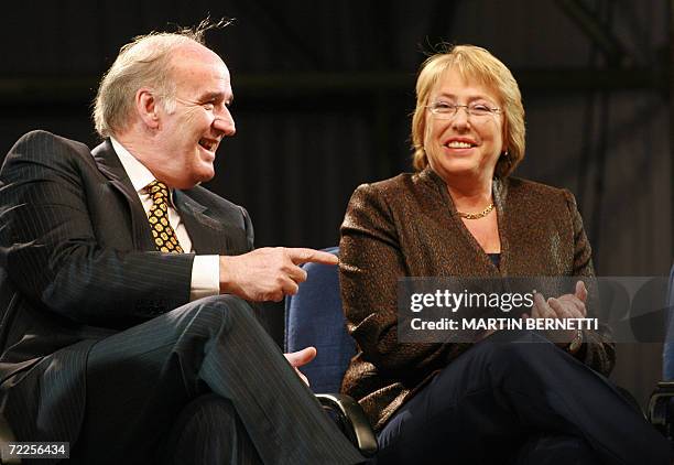 La presidenta de Chile Michelle Bachelet y el canciller Peruano Jose Garcia Belaunde dialogan durante la inaguracion de la Feria del Libro de...