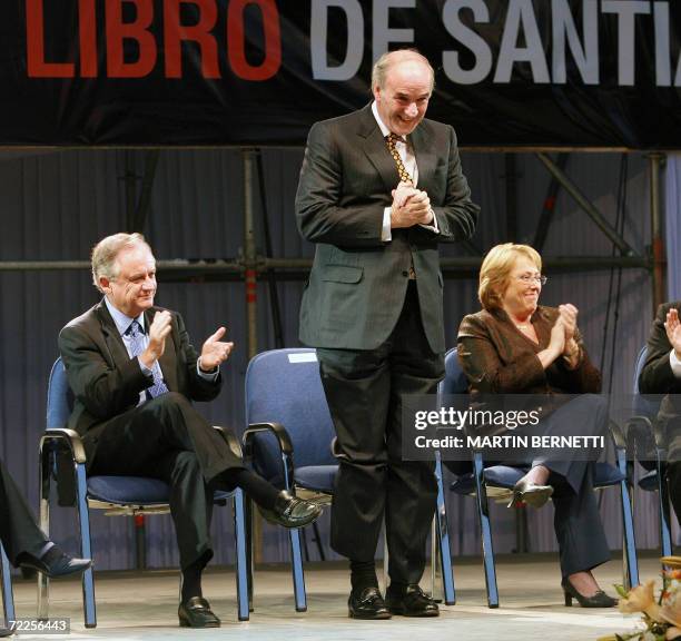 El canciller peruano Jose Garcia Belaunde saluda al publico junto a la presidenta de Chile Michelle Bachelet y el canciller chileno Alejandro Foxley...