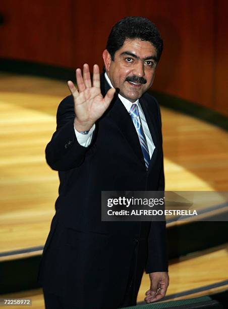 Manuel Espino, presidente del partido de Accion Nacional, saluda durante la ceremonia realizada en el edificio del Tribunal Federal Electoral en...