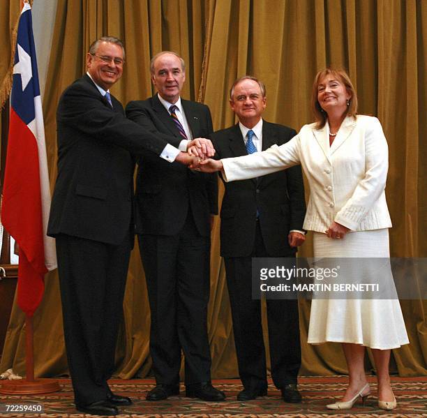 El Ministro de Defensa del Peru Allan Wagner, el canciller peruano Jose Garcia Belaunde, el canciller de Chile Alejandro Foxley y la ministra de...