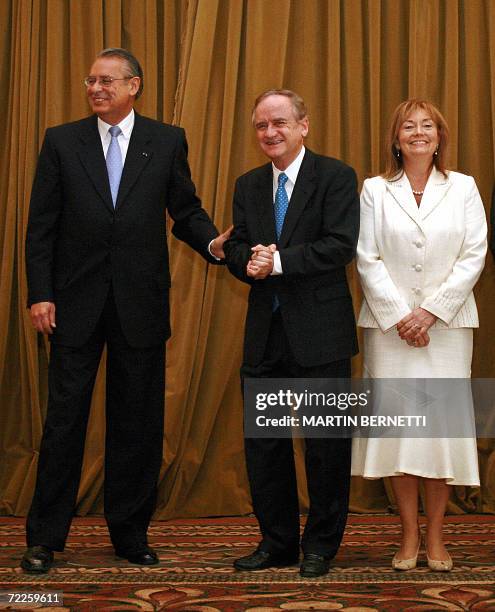 El Ministro de Defensa del Peru Allan Wagner, bromea con el canciller de Chile Alejandro Foxley y la ministra de Defensa de Chile, Viviane Blanlot,...