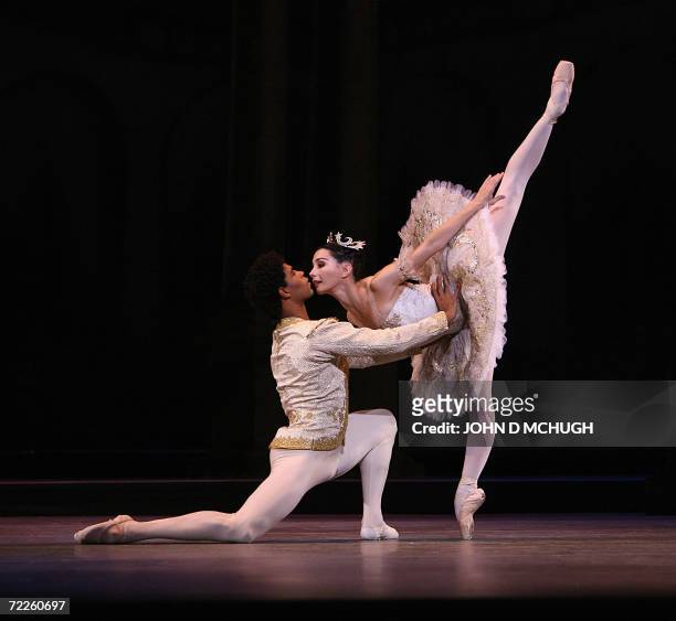 London, UNITED KINGDOM: Spanish ballerina Tamara Rojo, of the Royal Ballet, plays Princess Aurora alongside Carlos Acosta of Cuba as Prince Florimund...