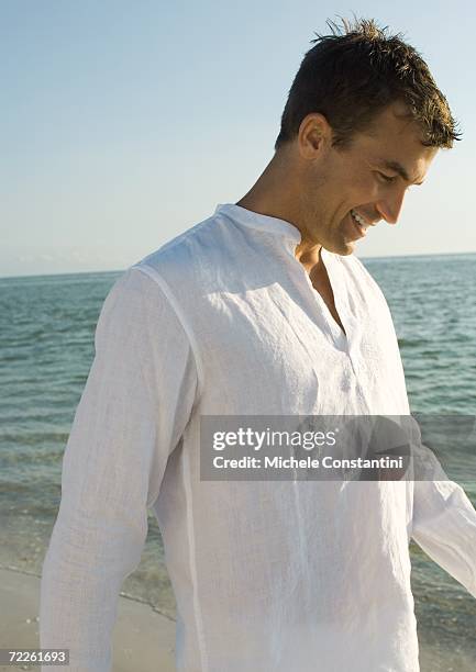 man on beach - recto vestimenta fotografías e imágenes de stock