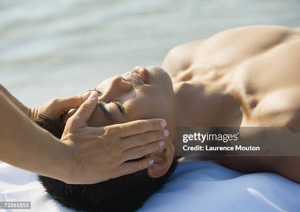 man having head massage - massaggio del viso foto e immagini stock
