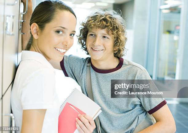 teen couple leaning against school lockers - headshot of a teen boy stockfoto's en -beelden