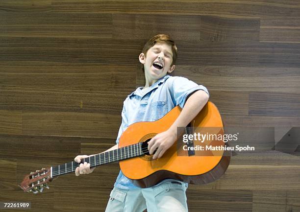 boy playing guitar and singing - pure imagination the songs of leslie bricusse press night after party stockfoto's en -beelden