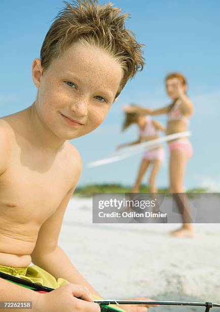 boy smiling on beach, portrait - red hair boy and freckles stock-fotos und bilder