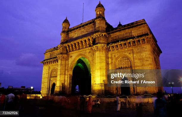 gateway of india at dusk, mumbai, india - gateway to india stock-fotos und bilder