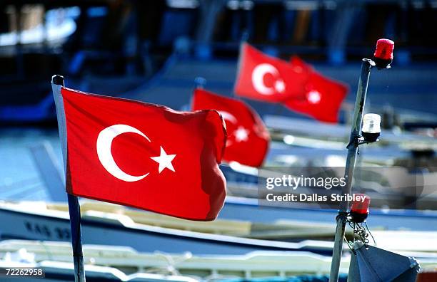 turkish flags on moored boats, ucagiz, turkey - bandera turca fotografías e imágenes de stock