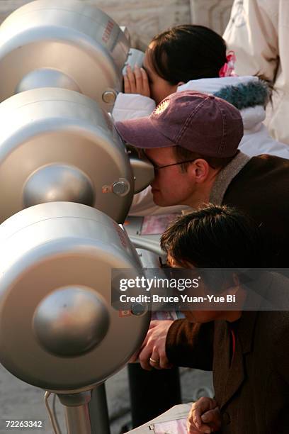 tourists looking through telescopes on the top of jade flower islet, beihai park, beijing, china - jade yuan stock-fotos und bilder