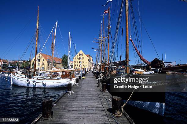 boats docked on pier in svendborg harbor, svenborg, denmark - funen stockfoto's en -beelden