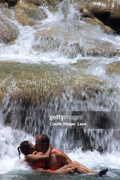 couple kissing in dunn's river falls, ocho rios, jamaica - dunns river falls stock pictures, royalty-free photos & images